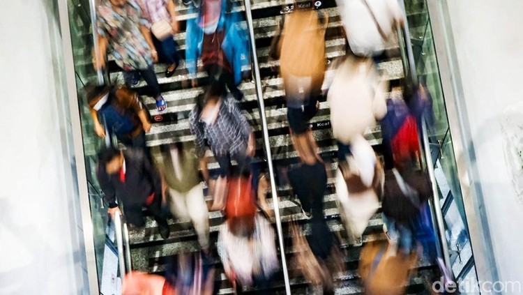 Wajah Pekerja Jakarta dalam Motion Blur Saat ruang itu kehilangan sisi karena digitalisasi, bentuknya menjadi liar, penuh plot twist, abstrak dan sulit ditebak. Berikut potretnya.