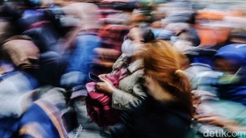 Pekerja di Jakarta menggantungkan dirinya pada transportasi umum, meski tidak sedikit juga menunggangi kendaraan pribadi.