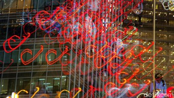 Kemilau kaca gedung pencakar langit bak intan menarik para perantau merengkuhnya.