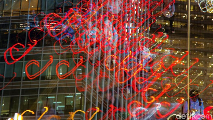 Wajah Pekerja Jakarta dalam Motion Blur Saat ruang itu kehilangan sisi karena digitalisasi, bentuknya menjadi liar, penuh plot twist, abstrak dan sulit ditebak. Berikut potretnya.