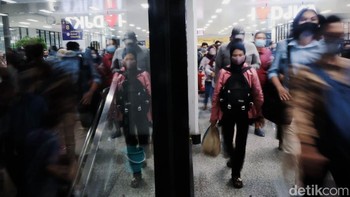 Pekerja hilir mudik di lorong-lorong koridor transportasi umum menuju pulang seputar Jabodetabek.