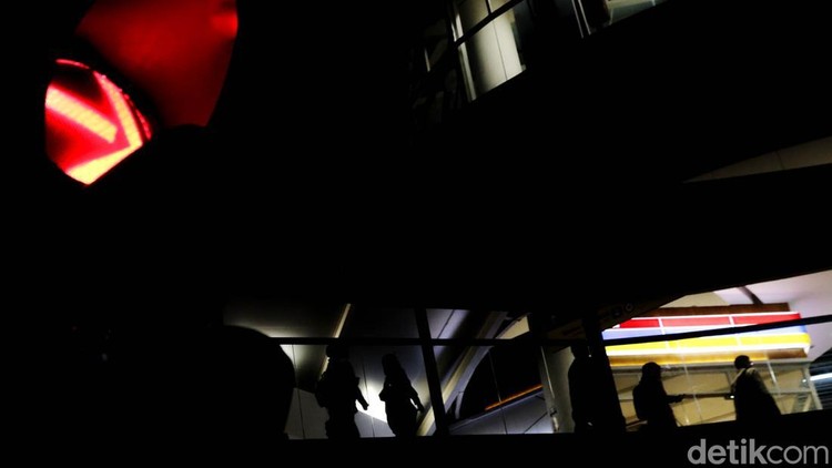 Wajah Pekerja Jakarta dalam Motion Blur Saat ruang itu kehilangan sisi karena digitalisasi, bentuknya menjadi liar, penuh plot twist, abstrak dan sulit ditebak. Berikut potretnya.