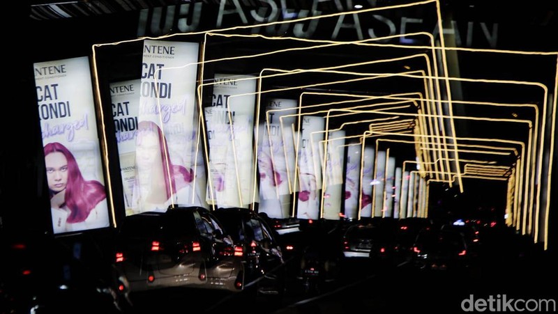 Saat ruang itu kehilangan sisi karena digitalisasi, bentuknya menjadi liar, penuh plot twist, abstrak dan sulit ditebak. Berikut potretnya.