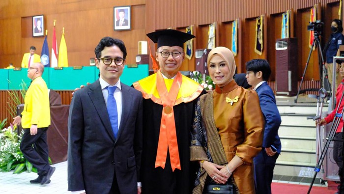 Wakil Ketua MPR RI Eddy Soeparno menjalani prosesi wisuda doktoral Universitas Indonesia (UI). Dia lulus dengan predikat cumlaude di Program Studi Ilmu Politik. (dok Istimewa)