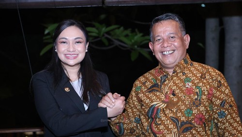 Wakil Wali Kota Kupang Serena Francis berposes bersama Wakil Menteri UMKM Helvi Yuni Moraza di Jakarta, Jumat (21/2/2025).