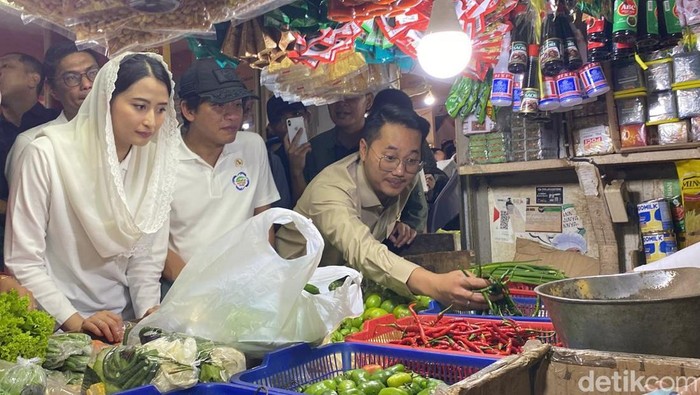 Wamendag Dyah Roro Esti Widya Putri didampingi Menteri LH Hanif Faisol Cek Pasar Atas Cimahi