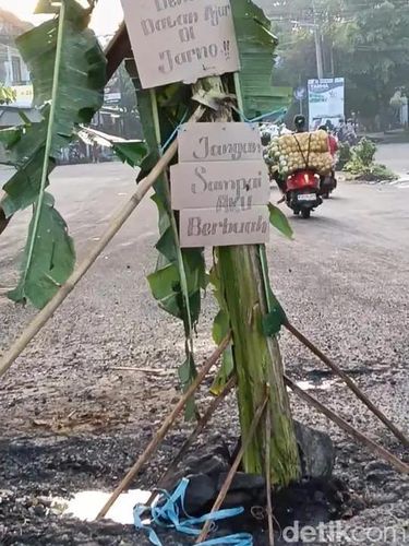 Warga Kota Malang swadaya tambal jalan berlubang