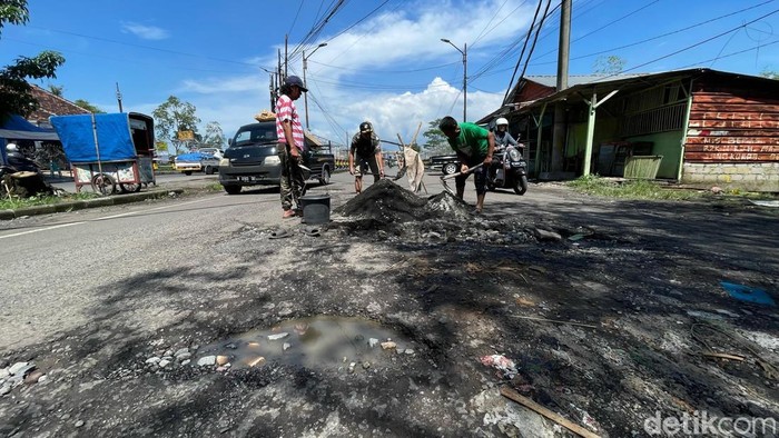 Warga Kota Malang swadaya tambal jalan berlubang