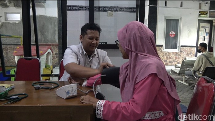 Warga Lamongan mengikuti program cek kesehatan gratis.