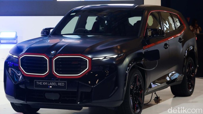 Wujud Mobil βBuasβ BMW yang Cuma Ada 500 Unit di Dunia Kendaraan Performa Tinggi Pertama dari BMW dengan Tenaga Full Listrik hadir di Ice BSD, Kabupaten Tangerang, Jumat (21/2/2025).Β BMW XM Label Red yang merupakan mobil paling buas dari BMW ini hanya ada 500 unit di seluruh dunia.