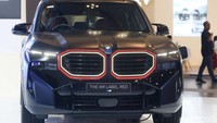 BMW M GmbH hadirkan kendaraan performa tinggi pertamanya dengan sistem penggerak listrik, sebuah plug-in sistem hybrid yang terdiri dari mesin bensin V8 yang luar biasa dan motor listrik bertenaga memberi BMW XM kedinamisan yang serbaguna.  