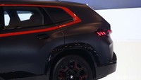 Sistem penggerak M HYBRID yang baru dikembangkan, desain yang luar biasa dan suasana kemewahan progresif di dalam BMW XM menyatu hadirkan interpretasi baru dari konsep Sports Activity Vehicle (SAV) untuk segmen performa tinggi BMW M. BMW XM juga merupakan BMW M original pertama sejak BMW M1.   