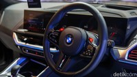 BMW XM hadir dengan kabin mewah yang luas, nyaman dan canggih, didukung dengan aksen yang menunjukkan identitas BMW M dengan M Leather steering wheel, M seat belts, M multifunctional seats untuk pengemudi dan penumpang depan, Active seat ventilation di depan, fungsi Massage (pijat), dan air conditioning dengan 4-zona.   