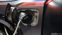 Untuk BMW XM Label Red dihadirkan dalam warna khusus Frozen Carbon Black. BMW kidney grille dan diffuser diberikan warna yang sangat kontras dalam warna Toronto Red. Detail elegan berwarna merah: “1 dari 500” ditulis di konsol tengah di bawah Control Display.   