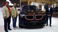 BMW Live Cockpit Professional dengan Curved Display frameless, 12.3 inci multifunctional instrument display dan 14.9 inci touch display, Augmented View in touch display, BMW Gesture Control, Wireless charging tray membuat pengalaman berkendara dengan BMW XM kian canggih dan modern. Berkendara jarak jauh juga semakin nyaman dengan sistem entertainment yang dilengkapi dengan Bowers & Wilkins Diamond surround sound system, 20 speakers, 1.475 W, 10 channels, Smartphone Integration.  