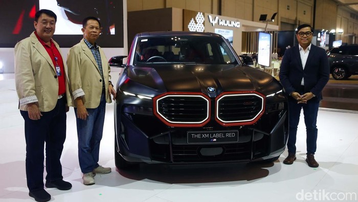 Wujud Mobil βBuasβ BMW yang Cuma Ada 500 Unit di Dunia Kendaraan Performa Tinggi Pertama dari BMW dengan Tenaga Full Listrik hadir di Ice BSD, Kabupaten Tangerang, Jumat (21/2/2025).Β BMW XM Label Red yang merupakan mobil paling buas dari BMW ini hanya ada 500 unit di seluruh dunia.