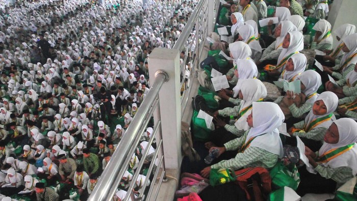 3 Ribu Santri Pecahkan Rekor MURI Pelafalan Huruf Hijaiyah Peserta melafalkan huruf hijaiyah secara bersama di Gedung JHK, Jati, Kudus, Jawa Tengah, Minggu (23/2/2025). Sebanyak 3.230 Santri Raushah Tarbiyatul Qur'an (RTQ) se-Kabupaten Kudus mengikuti pemecahan rekor Museum Rekor Dunia Indonesia (MURI) pelafalan huruf hijaiyyah metode yanbu'a.= dengan peserta terbanyak. ANTARA FOTO/Yusuf Nugroho/tom