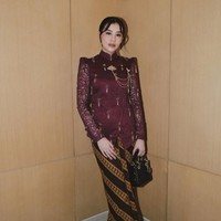 Penampilan bumil Aaliyah Massaid jadi sorotan saat menjadi salah satu bridesmaid di pernikahan sahabatnya. Istri Thariq Halilintar itu tampil memukau dalam balutan kebaya janggan berwarna plum. Foto: Instagram/@aaliyah.massaid