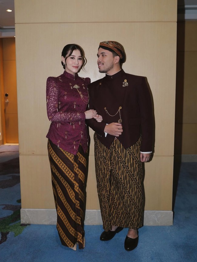 Tak hadir sendirian, Aaliyah ditemani suaminya, Thariq Halilintar yang juga tampil rapih kenakan beskap berwarna coklat keunguan. Berpose bersama keduanya terlihat serasi. Foto: Instagram/@aaliyah.massaid