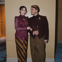 Tak hadir sendirian, Aaliyah ditemani suaminya, Thariq Halilintar yang juga tampil rapih kenakan beskap berwarna coklat keunguan. Berpose bersama keduanya terlihat serasi. Foto: Instagram/@aaliyah.massaid