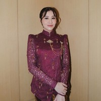 Kebaya janggan yang dikenakan Aaliyah memiliki bagian lengan berbahan brukat yang menerawang. Bagian atas lengannya sedikit tinggi dengan dipenuhi hiasan seperti aksen bentuk bunga yang memiliki rumbai pada bawahnya. Aaliyah juga mempercantik kebaya yang dikenakannya dengan bros berwarna emas. Foto: Instagram/@aaliyah.massaid