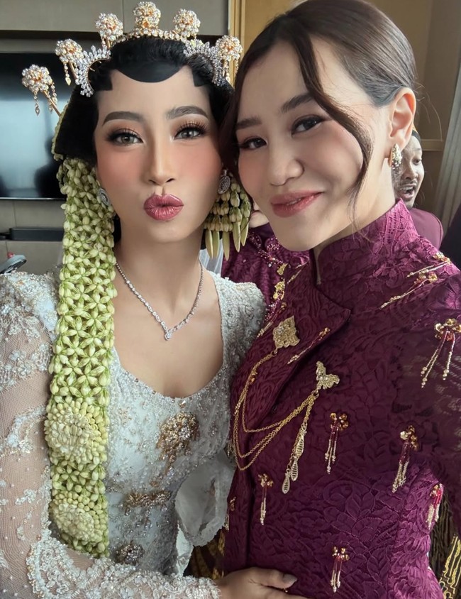 Aaliyah juga tampak berpose bersama pengantin yang merupakan sahabatnya. Wanita 22 tahun itu tersenyum manis dan terlihat anggun dengan penampilannya. Foto: Instagram/@aaliyah.massaid