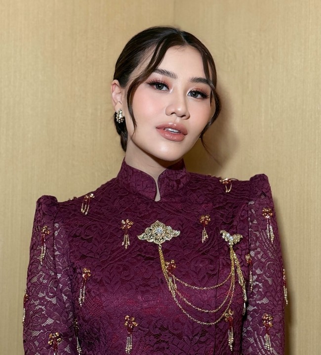 Riasan wajahnya terlihat flawless dengan bantuan MUA Rossy Pramita. Hasil akhir yang glowing membuat kulit wajahnya terlihat sehat dan riasan terkesan tetap natural. Foto: Instagram/@ochiipramita