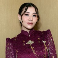 Eyeshadow bernuansa keunguan yang senada dengan kebayanya dipadukan dengan wing liner dan bulu mata palsu. Bagian matanya juga ssemakiin hidup dengan kontak lensa berwarna abu-abu. Melengkapi penampilannya, Aaliyah memilih lipstik warna nude yang glossy. Foto: Instagram/@ochiipramita
