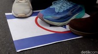 Bendera Israel dalam bentuk poster juga dinjak massa aksi.