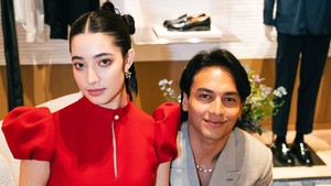 Ameera Khan padukan gaun merahnya dengan tas kecil hitam beraksen rantai emas dan boots hitam yang bikin look-nya makin edgy. Foto: Instagram Jefri Nichol
