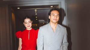 Gaun dengan potongan feminin dan warna mencolok itu bikin Ameera Khan makin kelihatan stunning di samping Jefri Nichol. Foto: Instagram Jefri Nichol
