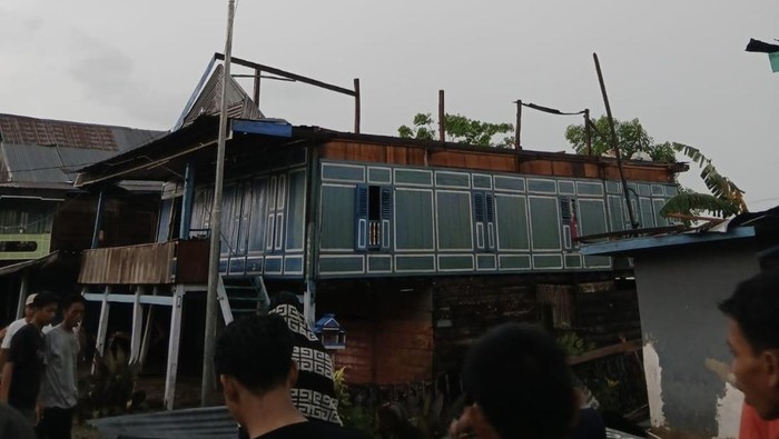 Angin puting beliung menerjang rumah warga di Bone.