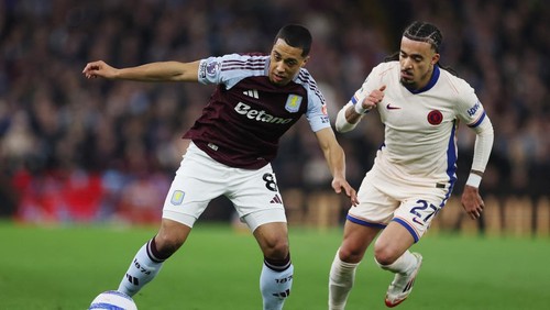 Soccer Football - Premier League - Aston Villa v Chelsea - Villa Park, Birmingham, Britain - February 22, 2025 Aston Villas Youri Tielemans in action with Chelseas Malo Gusto Action Images via Reuters/Lee Smith EDITORIAL USE ONLY. NO USE WITH UNAUTHORIZED AUDIO, VIDEO, DATA, FIXTURE LISTS, CLUB/LEAGUE LOGOS OR LIVE SERVICES. ONLINE IN-MATCH USE LIMITED TO 120 IMAGES, NO VIDEO EMULATION. NO USE IN BETTING, GAMES OR SINGLE CLUB/LEAGUE/PLAYER PUBLICATIONS. PLEASE CONTACT YOUR ACCOUNT REPRESENTATIVE FOR FURTHER DETAILS..
