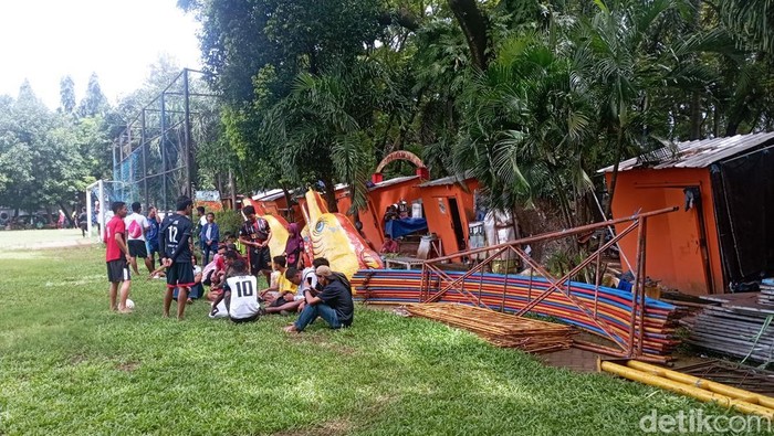 Barang pasar malam di Lapangan Hertasning Makassar.
