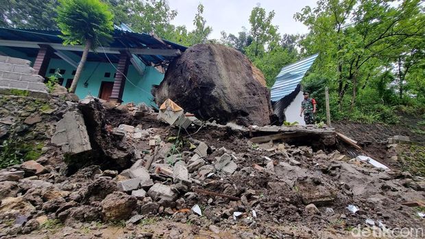 Batu besar menimpa rumah warga/