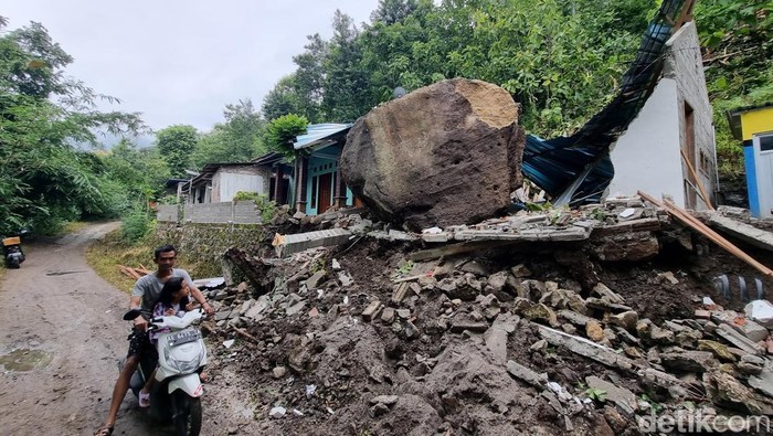 Batu besar menimpa rumah warga di Ponorogo Batu besar menimpa rumah warga di Ponorogo