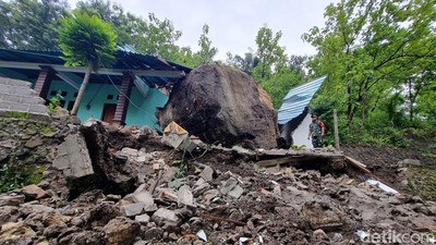 Rumah Warga di Ponorogo Tertimpa Batu Besar saat Hujan Deras
