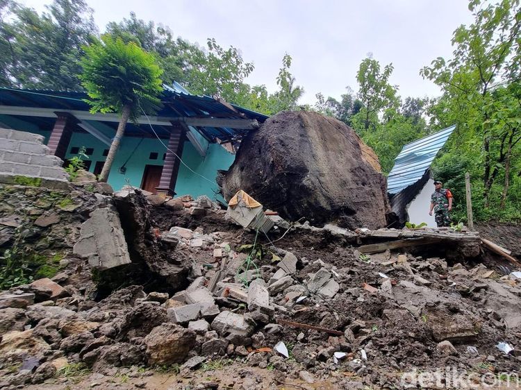 Rumah Warga di Ponorogo Tertimpa Batu Besar saat Hujan Deras