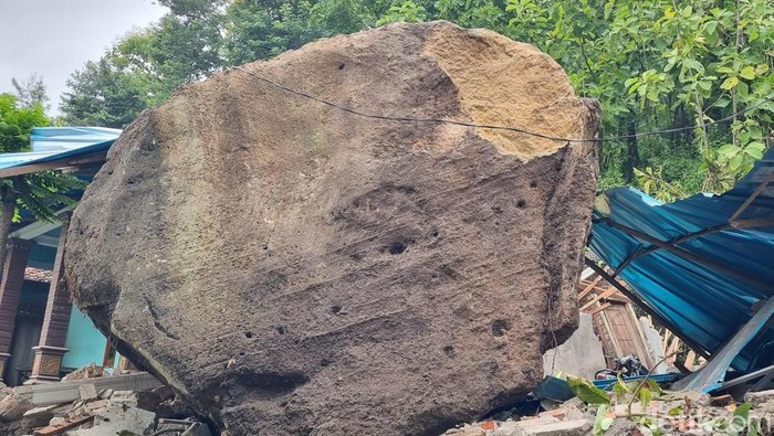 Batu besar menimpa rumah warga di Ponorogo Batu besar menimpa rumah warga di Ponorogo