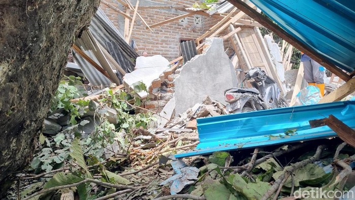 Batu besar menimpa rumah warga di Ponorogo Batu besar menimpa rumah warga di Ponorogo