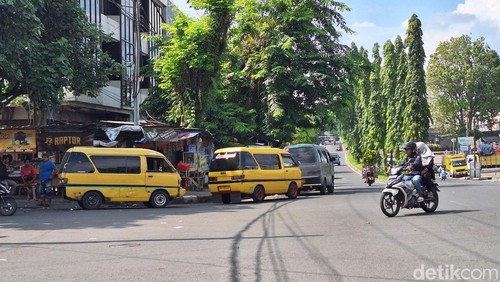 Beberapa bemo kuning menunggu penumpang di kawasan Pasar Bertais, Jalan Sandubaya, Mandalika, Kota Mataram, Minggu (23/2/2025). (Foto: Nathea Citra/detikBali)
