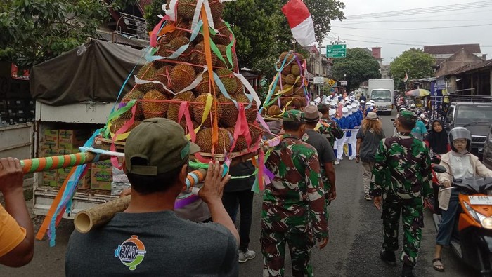 Belasan Ponsel Hilang Saat Acara Rebutan Durian di Panekan Magetan