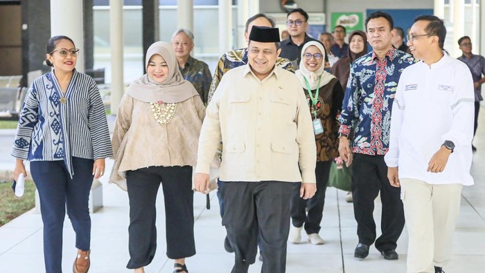Kepala Badan Penyelenggara Jaminan Produk Halal (BPJPH), Ahmad Haikal Hasan meninjau secara langsung kegiatan produksi PT Nestlé Indonesia di Karawang, Jawa Barat.