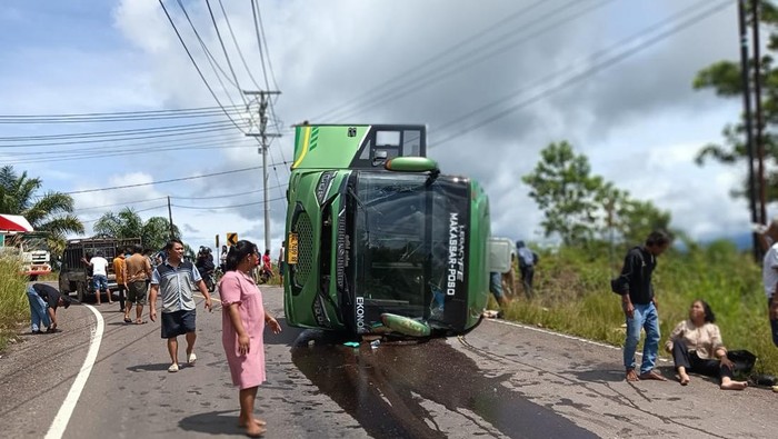Bus PO Adhi Putra kecelakaan di Poso.