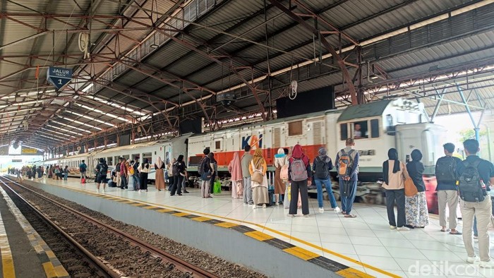 Calon penumpang KA yang berangkat dari Stasiun Purwokerto, Banyumas. Foto diunggah Minggu (23/2/2025).