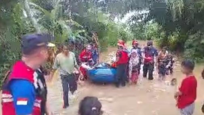 Damkar Jambi membantu proses evakuasi warga terdampak banjir.