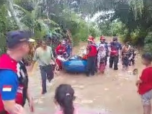 Dilanda Banjir, 12 Warga di Kota Jambi Dievakuasi Damkar dari Rumah