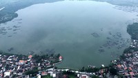 Foto udara suasana Danau Ranu Grati di Desa Ranuklindungan, Grati, Kabupaten Pasuruan, Jawa Timur, Minggu (23/2/2025). 