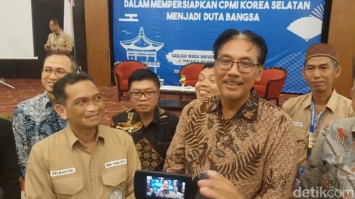 Direktur Jenderal Promosi dan Pemanfaatan Peluang Kerja Luar Negeri Kementerian Perlindungan Pekerja Migran Indonesia, Dwi Setiawan Susanto angkat bicara soal fenomena ‘Kabur Aja Dulu’ di UC UGM, Minggu (23/2/2025) .