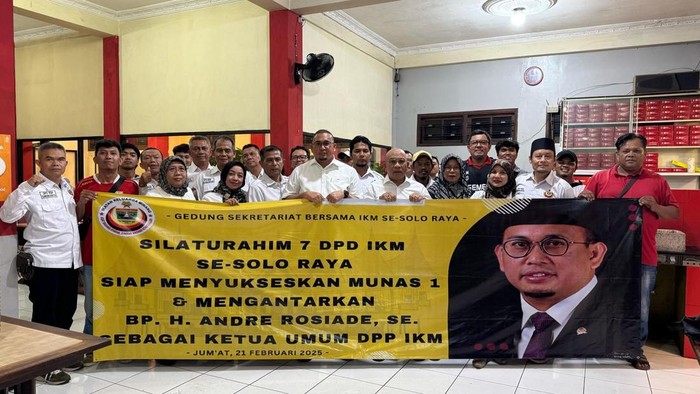 DPD Ikatan Keluarga Minang (IKM) se-Solo Raya menyatakan dukungan kepada Andre Rosiade menjadi Ketua Umum DPP Ikatan Keluarga Minang (IKM) periode 2025-2030. (Dok istimewa).